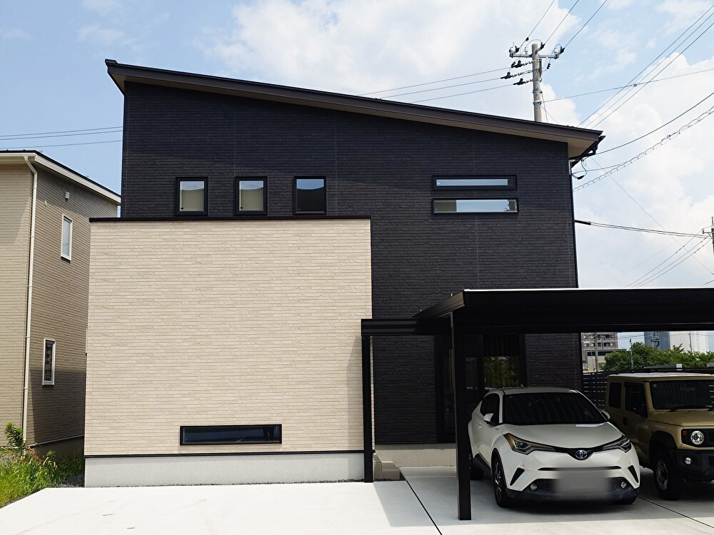 ブラックキッチンラウンジ。高天井の住まい 外観